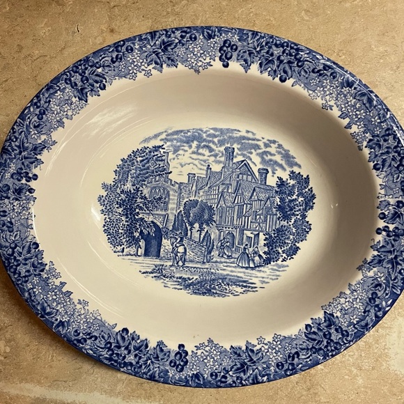 Oval vegetable bowl Wedgewood Queens Ware. Romantic England. Warwick east gate. - Picture 6 of 7